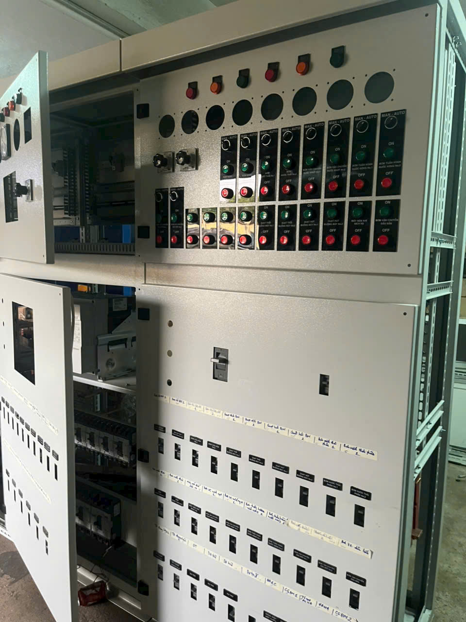 Tủ bảng điện đã xung điện vào 